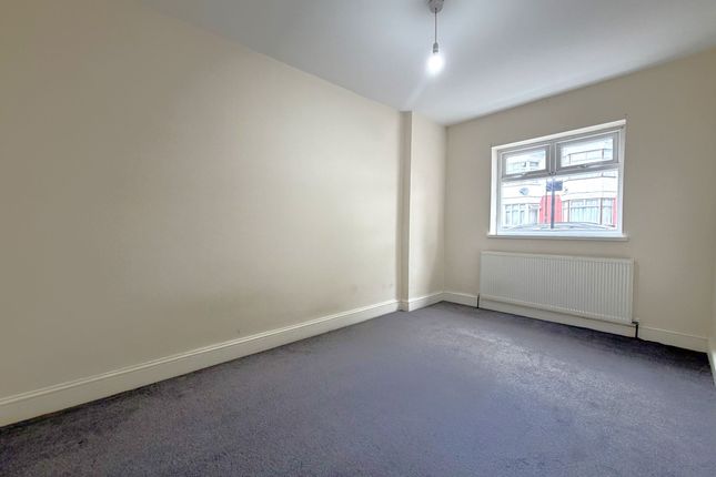 339a Dersingham Avenue, London photo 2