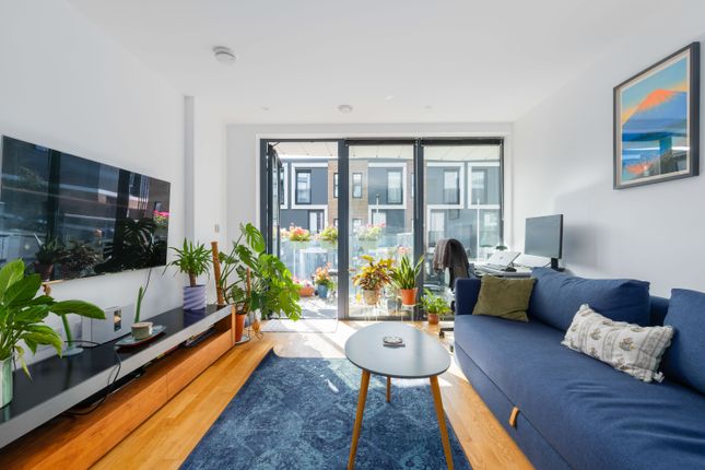 Flat 205, 18, Hawthorne Crescent, London photo 4