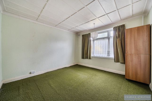 8 Hall Park Road, Upminster photo 5