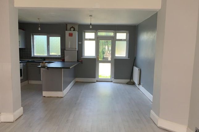 104 Brackley Square, Woodford Green photo 3