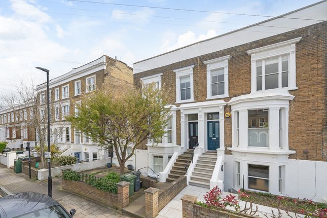 Flat to rent in Chaucer Road, London