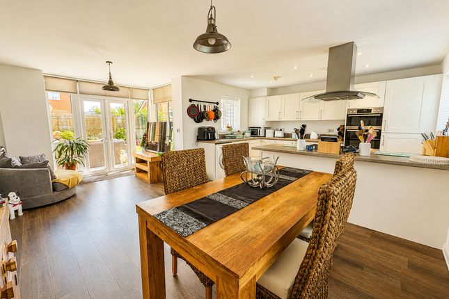 2, Arthur Court, Rochford photo 4