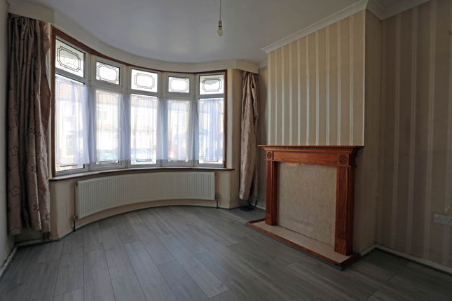 4, Sunningdale Avenue, Rainham photo 2