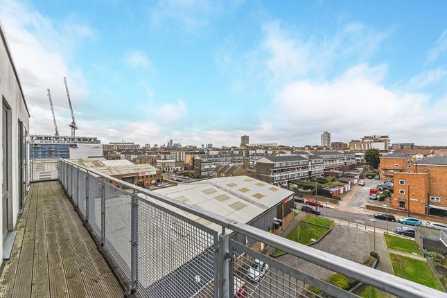 Flat to rent in Hallmark Court, Silver Wharf, Limehouse
