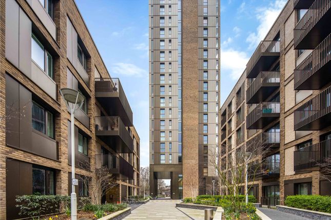 Flat to rent in Cobalt Tower, Moulding Lane, London
