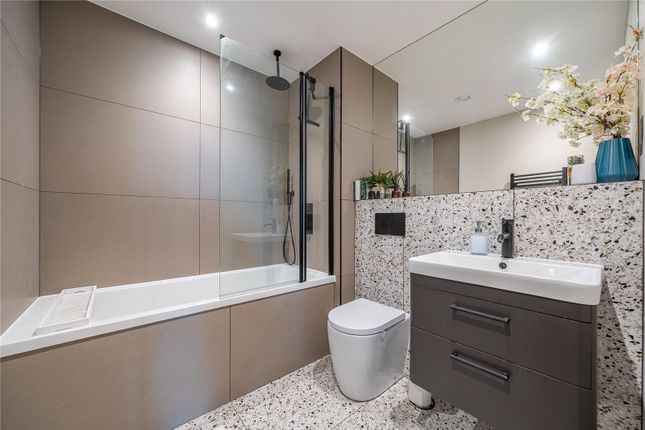 Flat for sale in Oakleigh Road North, London