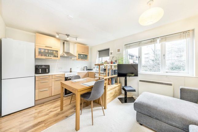 Flat for sale in Bakers Hill, London