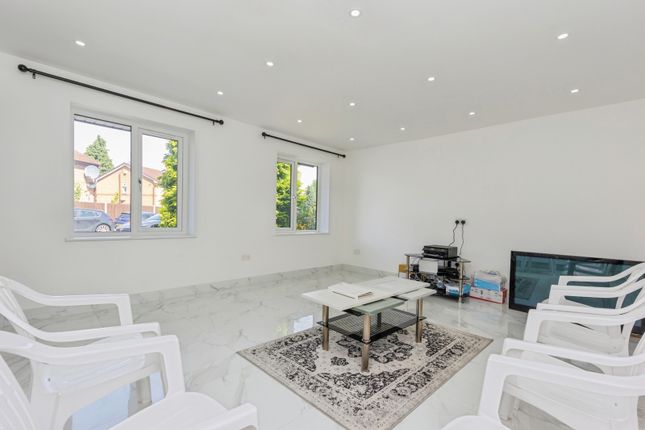 2, Montcliffe Crescent, Manchester photo 4