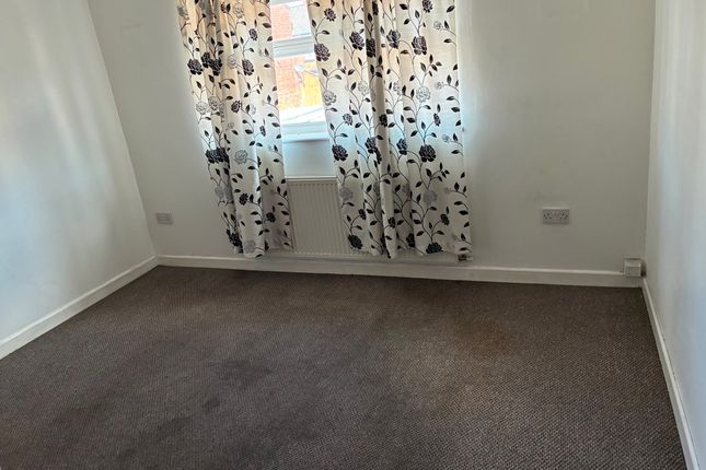 733A, Hollins Road, Oldham photo 2