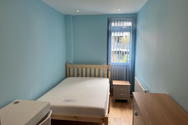 Room to rent in Weymouth Terrace, London