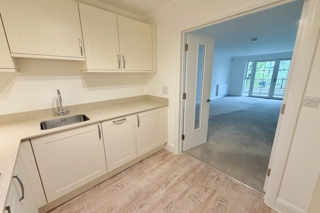 Flat 16 Renaissance, 2 Sandbanks Road, Poole photo 4