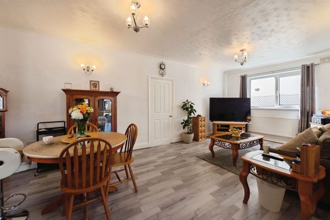 17, Askwith Road, Rainham photo 4