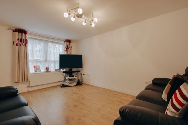 12 Hubert Crescent, Bushey photo 3
