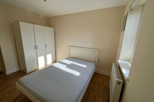 Thumbnail Room to rent in Athelstan Road, Romford