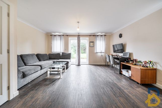 83 Montague Street, Basildon photo 2