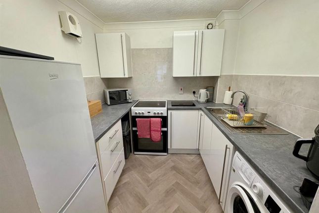 8, Chestnut Close, Fleet photo 4