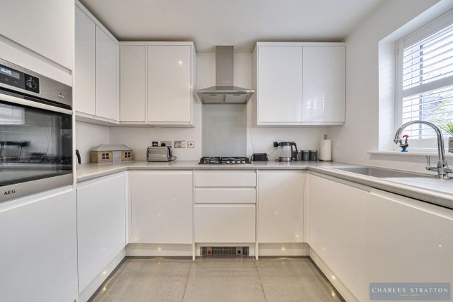 38 Leaf Hill Drive, Romford photo 3