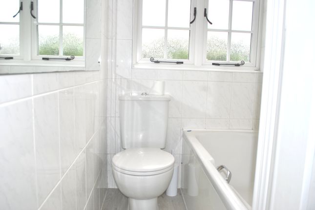 Cottage to rent in Thornton Road, Potters Bar