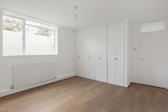 Flat 17, Grosvenor Court, Rayners Road, London photo 5
