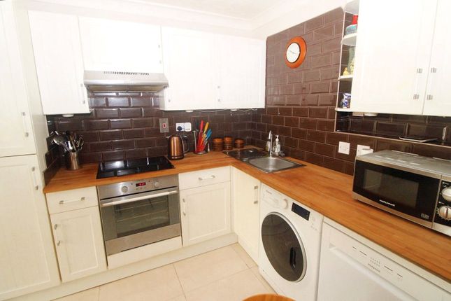 Flat for sale in The Broadway, Minster On Sea, Sheerness, Kent