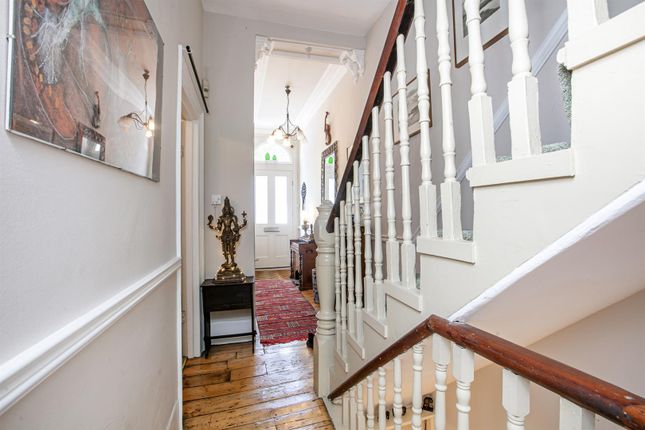 52, Vicarage Grove, London photo 4