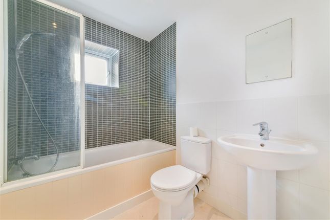 Flat for sale in Carmichael Avenue, Ingress Park, Greenhithe