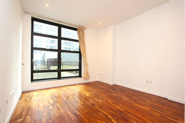 Thumbnail Flat to rent in Discovery Dock West, Canary Wharf