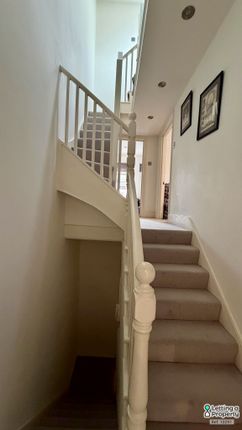 Flat C, 49, Heyford Avenue, London photo 4