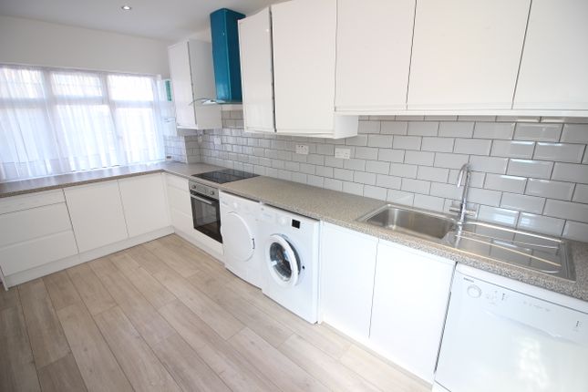 9, Bovingdon Avenue, Middlesex photo 4