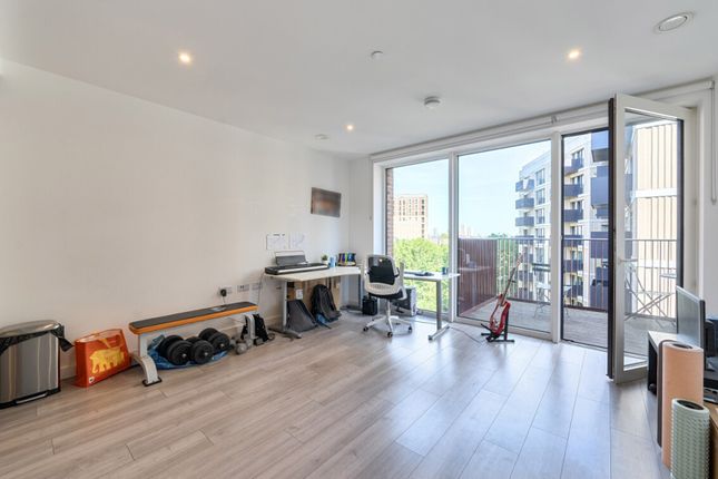 7 Chatteris Way, London photo 2