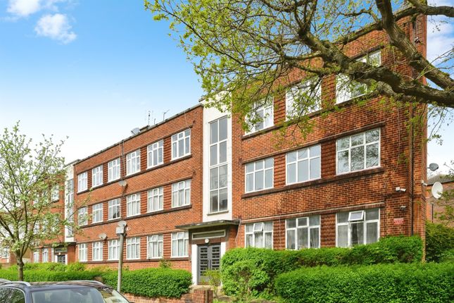 Flat to rent in Cavendish Avenue, Sudbury Hill, Harrow