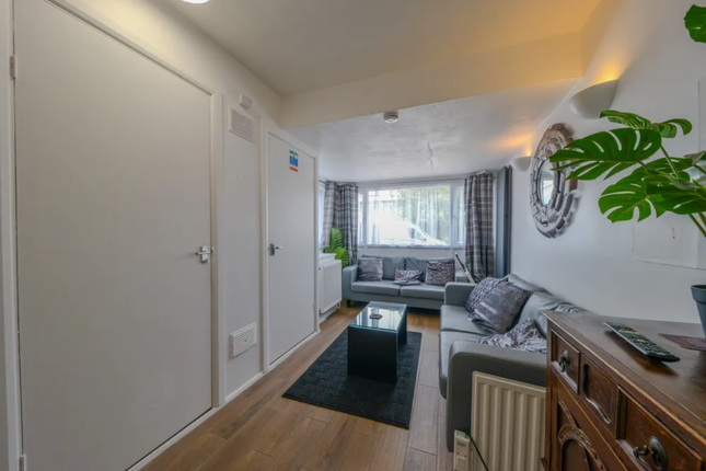66, Wood Close, Hatfield photo 3