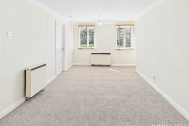 8, Walsingham Close, Hatfield photo 2