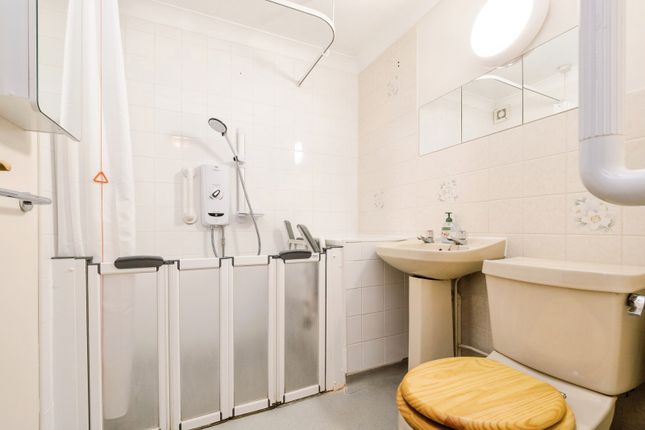15, Fernleigh Court, Romford photo 4