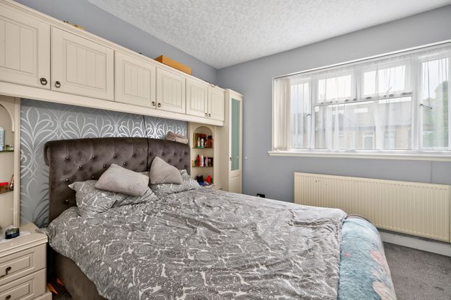 145, Caistor Park Road, London photo 4