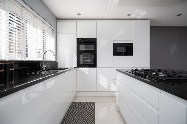 8, Lawn Avenue, West Drayton photo 4
