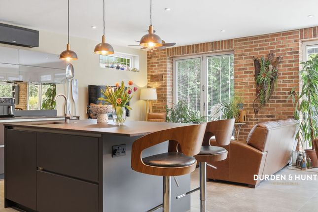 33 Spareleaze Hill, Loughton photo 3