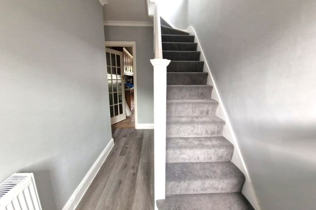 58 Northfield Gardens, Edgware photo 2