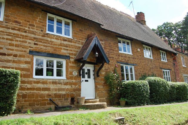 Cottage for sale in The Avenue, Flore, Northampton