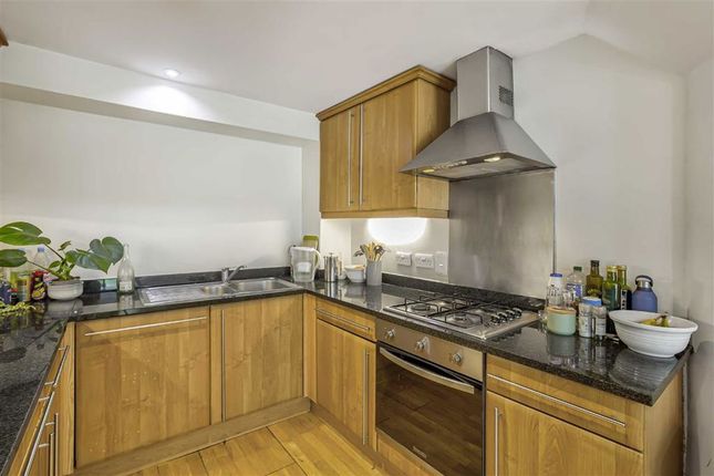 37, Vineyard Path, London photo 3