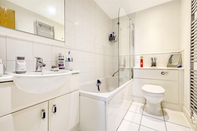 Flat for sale in Hanover Avenue, London