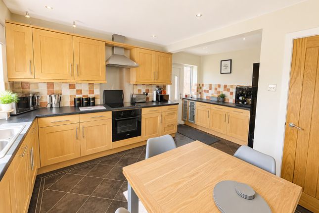 7, Mossy Bank Close, Bradford photo 3