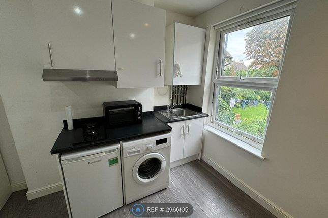 Blenheim Gardens, Flat, Wallington photo 3