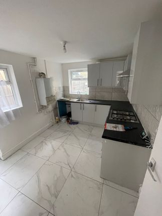 Thumbnail Terraced house to rent in Avenons Road, Plaistow