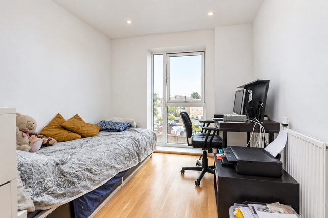 Flat 16, Townshend House, Rosemont Road, London photo 4