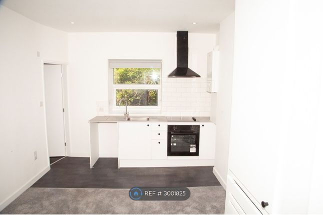 Flat, Brocco Bank, Sheffield photo 5