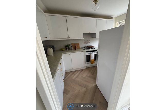 Denning Close, London, Hampton photo 5