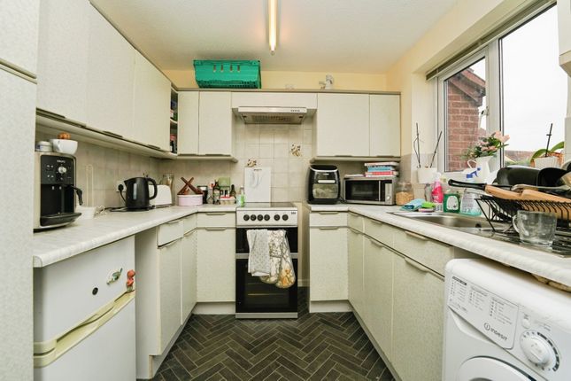 18, St. Michaels Close, Worcestershire photo 2