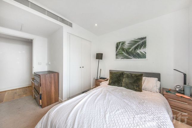 Flat 710, Landmark East Tower, London photo 4