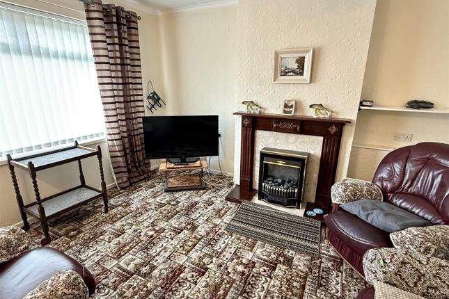 33, Darren Las, Llanelli photo 2